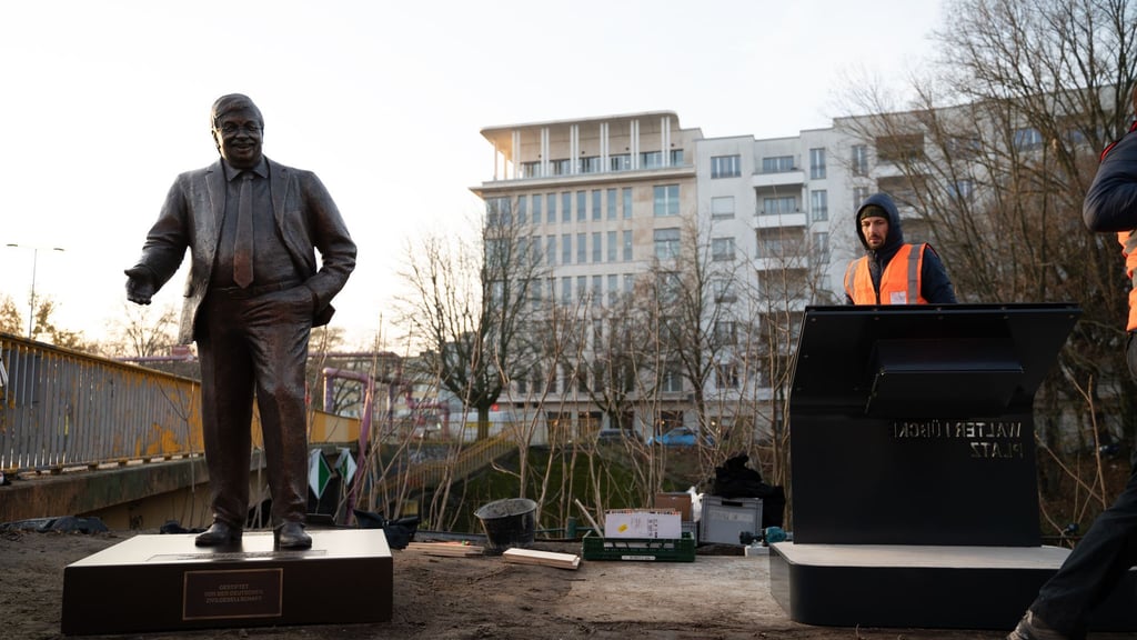 Das Zentrum für Politische Schönheit hat ein Walter-Lübcke-Denkmal vor der CDU-Parteizentrale in Berlin errichtet.