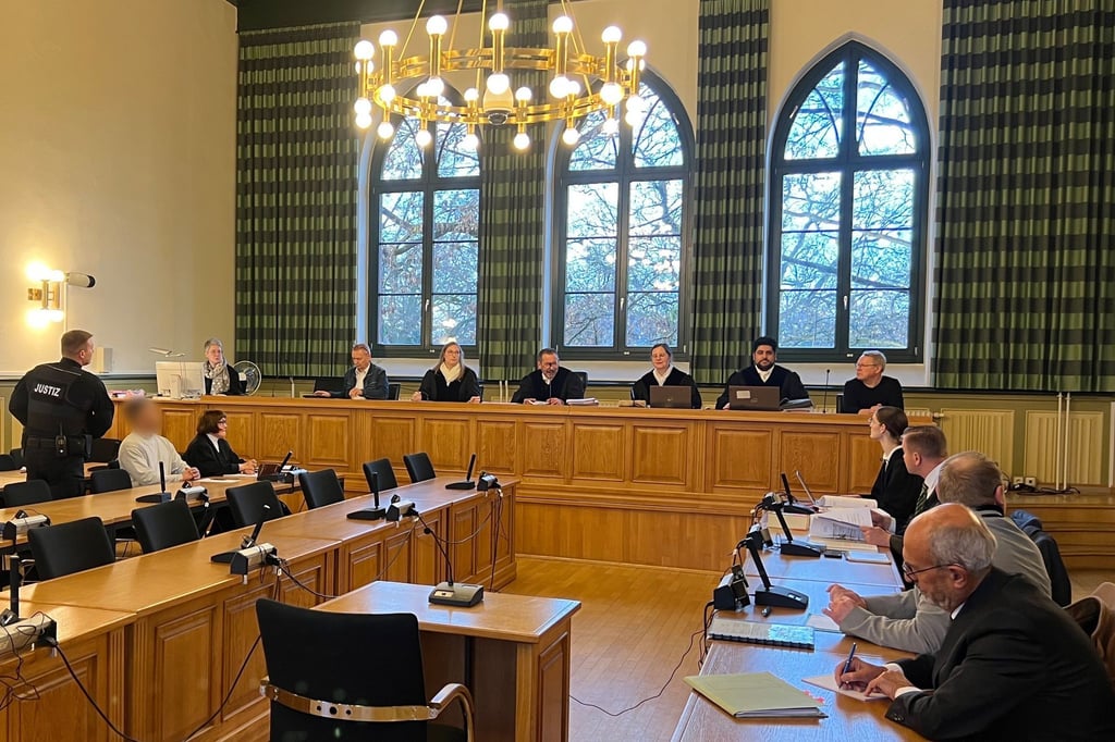 Der Angeklagte soll seine Ehefrau während eines Besuchs in einer sogenannten Liebeszelle in der Justizvollzugsanstalt Burg erwürgt haben.