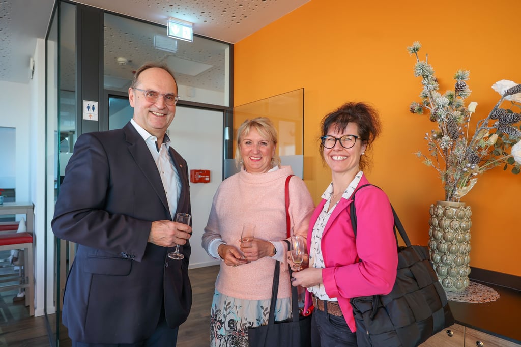 Kennenlernen und gemütliches Beisammensein der Kandidaten für den Volksstimme-Titel "Magdeburger des Jahres 2025". Hier MWG-Vorstand Thomas Fischbeck im Gespräch mit Angelika Wolters und Nicole Halfpaap, die eine inklusive Tanzshow organisierten. 
