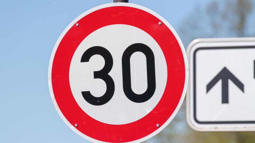 In Magdeburg stand zur Prüfung, ob auf einer Straße ein Tempolimit eingeführt werden kann.