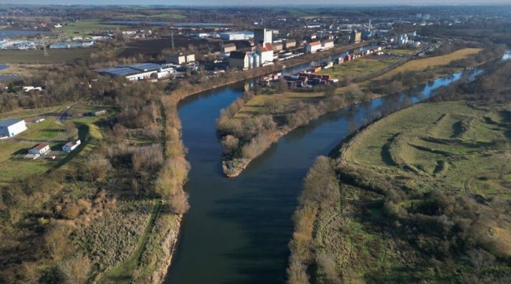 Blick auf den Hafen in Halle-Trotha. Wo das Hafenbecken auf den Flusslauf trifft, verläuft die Trasse einer möglichen neuen Saalebrücke.