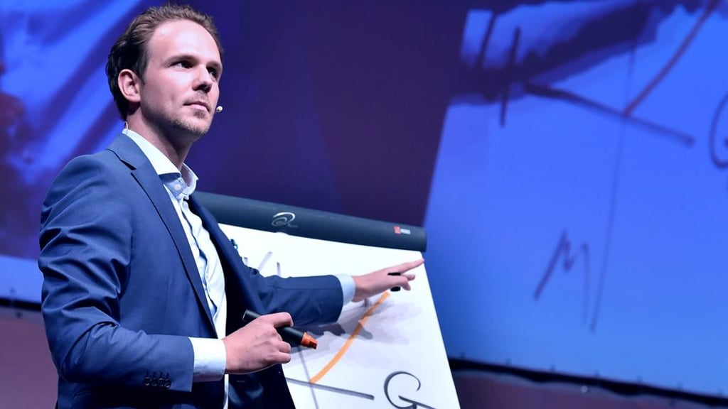 Norma Alexander spricht im Magdeburger Theater in der Grünen Zitadelle.