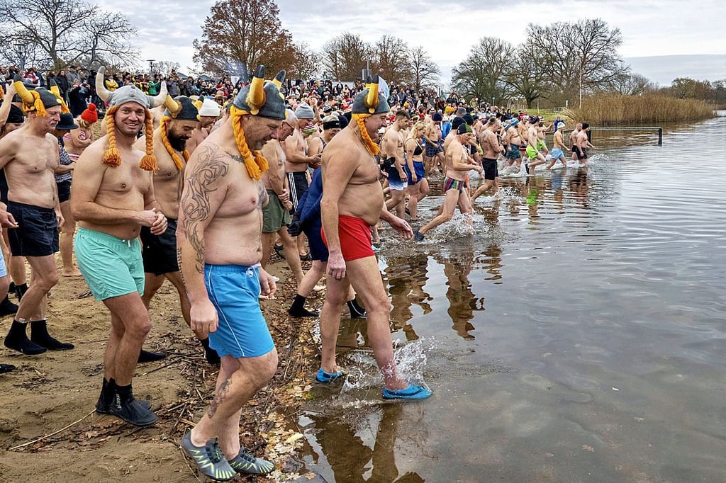Bei der  Benefizaktion „Frieren für den guten Zweck“ am Kühnauer See gingen am ersten Advent  wieder zahklreiche Eisbdader in die kühlen Fluten. 