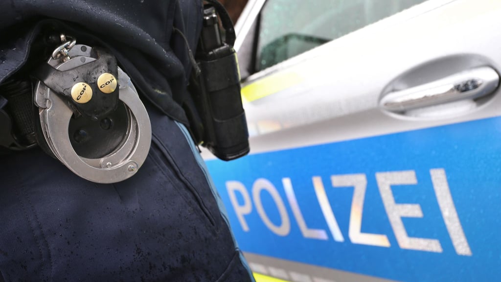Ein Jugendlicher ist in Halle von einem 36-Jährigen mit einer Machete bedroht worden.