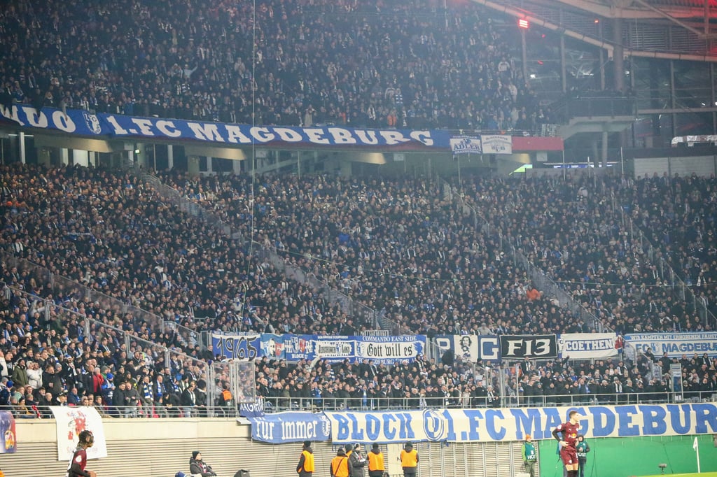 Ein Fan vom 1. FC Magdeburg kollabierte vor dem Spiel bei RB Leipzig und starb kurze Zeit später im Krankenhaus.