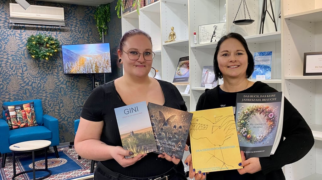 Marion Estermann (rechts) hat das Geschäft "WortGewandt" in Wernigerode eröffnet. Unterstützt wird sie von ihrer Tochter Maria Zalaba.