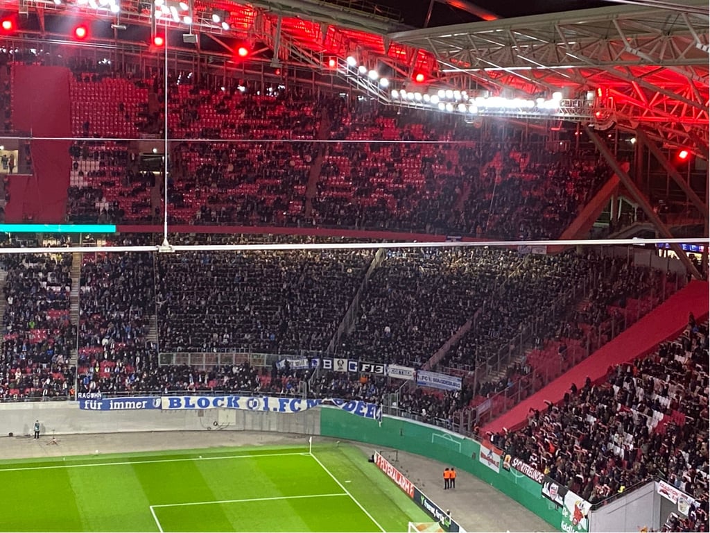 Die FCM-Fans füllen heute in Leipzig den Unter- und Oberrang der Red-Bull-Arena.