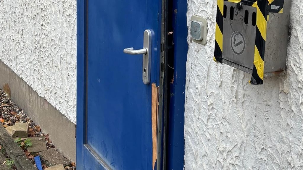 Die Einbrecher haben sich an der Tür des SV Eiche Biederitz zu schaffen gemacht.