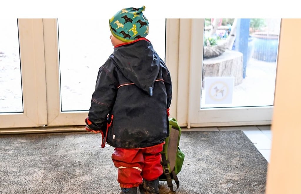Ein kleiner Junge vor einer geschlossenen Tür. Die sollte ein Kind auch nicht so ohne weiteres öffnen können, so geschehen allerdings in der Miester Krippe Storchennest. Dort konnte sich ein Dreijähriger – unbemerkt vom Krippenpersonal – auf den Heimweg machen.