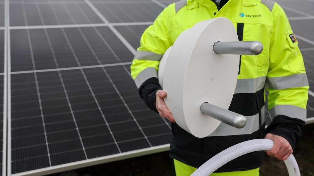 Bei Zerbst hat der norwegische Energiekonzern Statkraft letzten Monat einen Solarpark mit Batteriespeicher symbolisch in Betrieb genommen. (Archivbild)