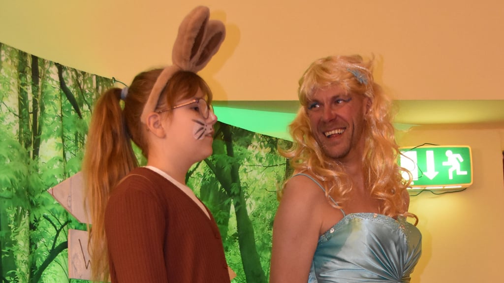Marcel Sawallich war im vergangenen Jahr in die Rolle der Prinzessin geschlüpft. Die blonde Schönheit traf im Wald die Häsin, gespielt von Hannah Ernst.