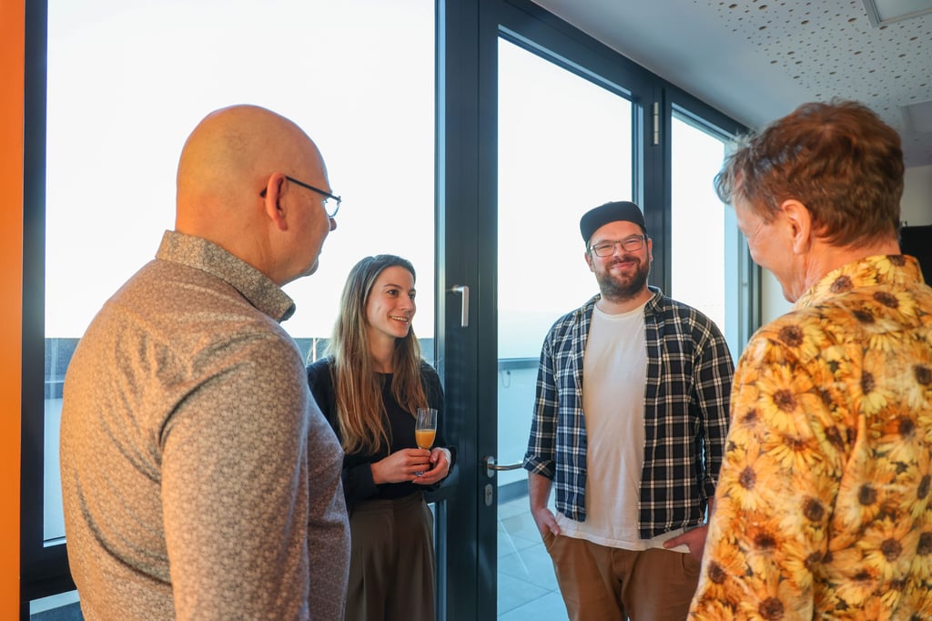 Kennenlernen und gemütliches Beisammensein der Kandidaten für den Volksstimme-Titel „Magdeburger des Jahres 2025“. Hier die Kandidaten Ingo Host (l.), der Tröste-Teddys für Kinder bei Rettungseinsätzen organisiert, und Holger Paech, Erfinder des Bürgerpreises Goldener Otter für Ottersleben (r.), im Gespräch mit Fabian Kunze und Verena Ruhsert, die mit ihrem Verein Menschen ohne Krankenversicherung helfen. 