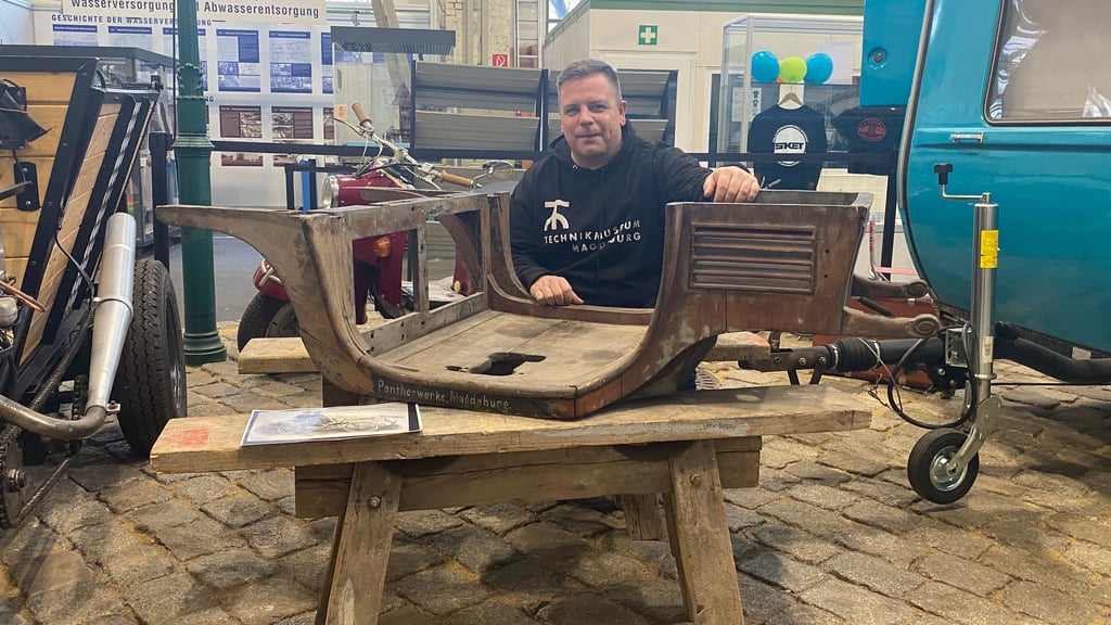 Im Magdeburger Technikmuseum steht ein neues Ausstellungsobjekt mit echtem Seltenheitswert: Sammlungsleiter Christian Marlow ist stolz auf diese 120 Jahre alte Karosse.