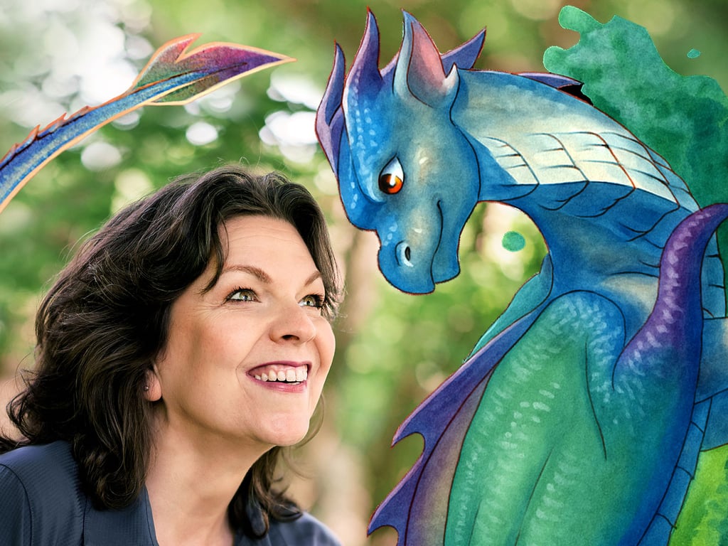 Nicole Schaa präsentiert ihren Zauberwalddrachen Zapperlot – die Hauptfigur ihres neuen Kinderbuchs „Zauber, Zoff und Zapperlot!“, das mitten im Drömling spielt.