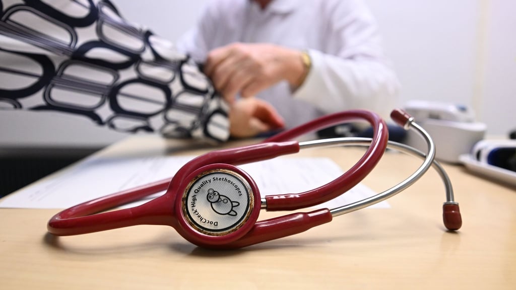 Das meiste Geld geben Krankenversicherungen in Sachsen-Anhalt für Medikamente, Zahnersatz oder orthopädische Hilfsmittel aus. (Symbolbild)