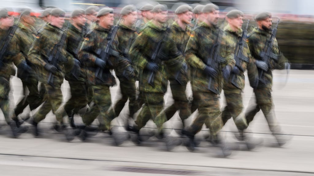Junge Menschen wollen am 5. Dezember bundesweit gegen die neuen Wehrdienst-Pläne protestieren. (Symbolbild)