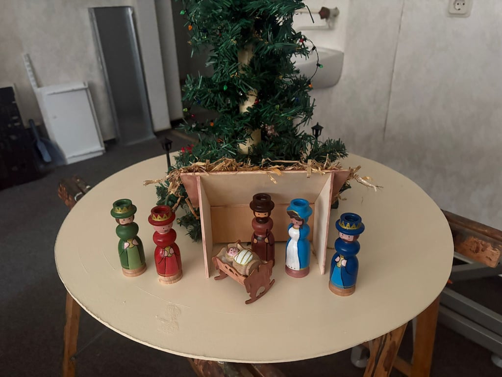 Die Modellbau-AG der Grundschule Gerbstedt hat unter Anleitung von Steffen Rehfeld eine Weihnachtspyramide gebaut.