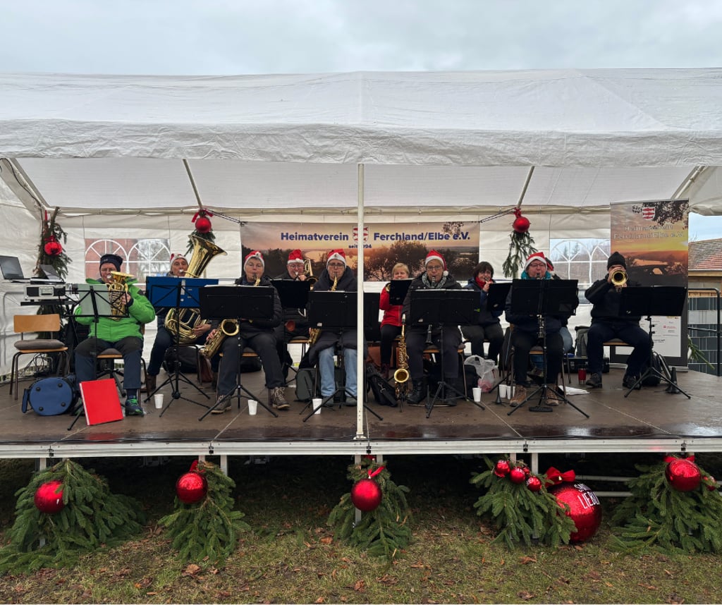 Das Bühnenprogramm sorgte für eine festliche Stimmung. Ob nun das Genthiner Blasorchester...