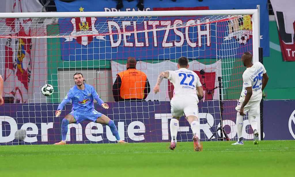 Silas Gnaka verwandelt den Elfmeter für den FCM gegen Leipzig.