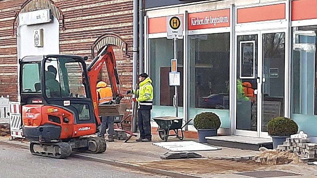 Für den Glasfaserausbau in Havelberg gibt es umfangreiche Tiefbauarbeiten. Aktuell sind die Bauleute in der Pritzwalker Straße tätig.