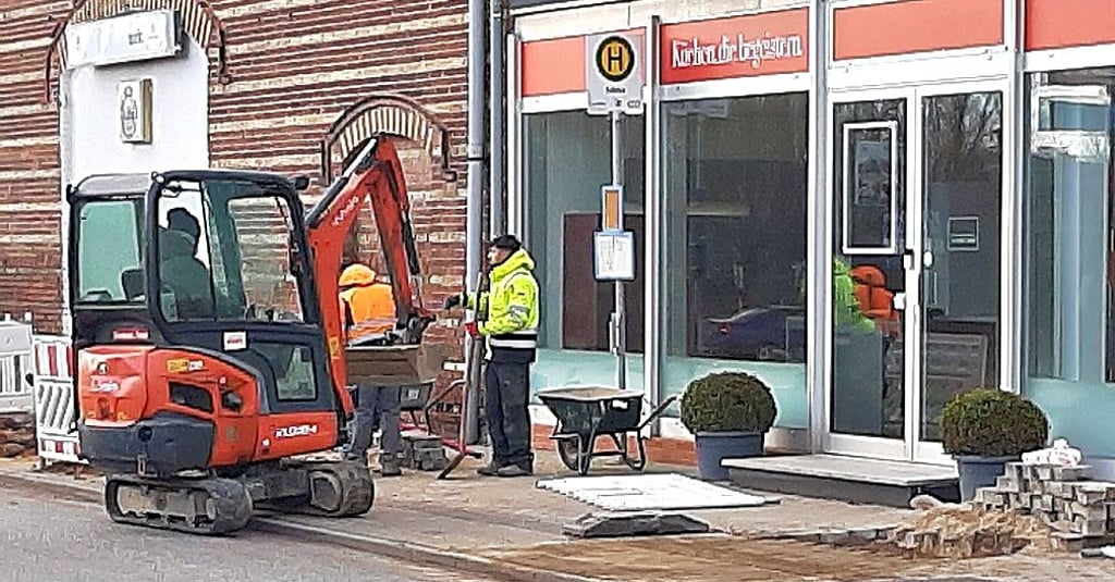 Für den Glasfaserausbau in Havelberg gibt es umfangreiche Tiefbauarbeiten. Aktuell sind die Bauleute in der Pritzwalker Straße tätig.