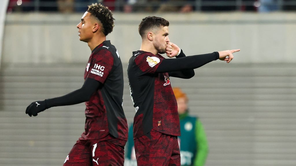 Leipzigs Spieler um Christoph Baumgartner (r, RB Leipzig) und Antonio Nusa (RB Leipzig) jubeln nach dem Treffer zum 2:1.