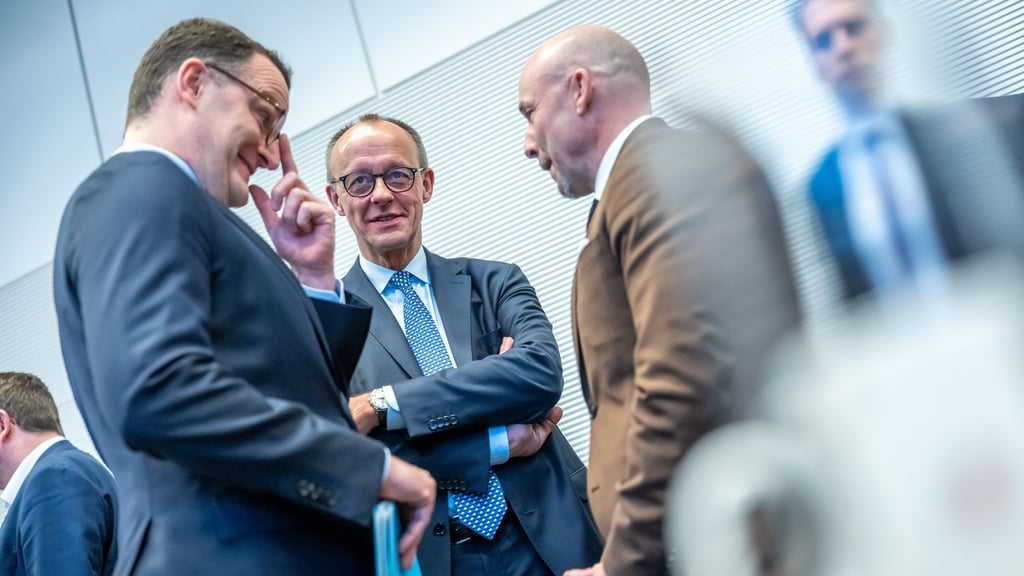 Bringen diese Drei - Unions-Fraktionschef Jens Spahn, Kanzler Friedrich Merz (beide CDU) und CSU-Landesgruppenchef Alexander Hoffmann, das Rentenpaket am Freitag über die Bühne?