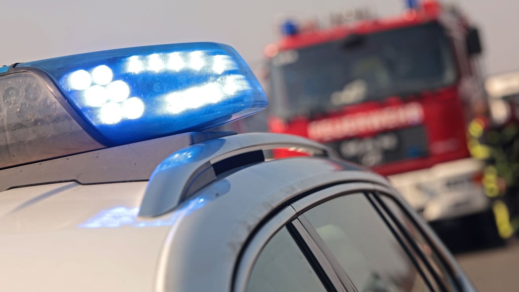 Während die Feuerwehr gegen die Flammen kämpfte, wurde der mutmaßliche Täter von der Polizei festgenommen. (Symbolbild)