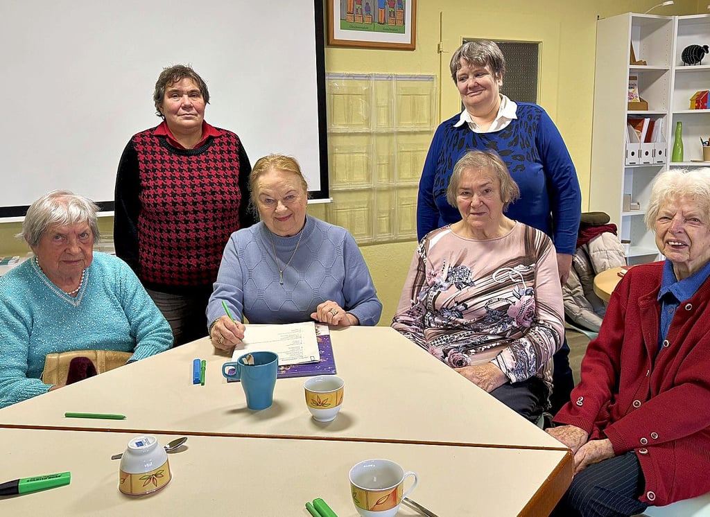 Uta Küch und Johanna Wieschke (stehend) sind seit 2019 die Seniorenengel des Mehrgenerationenhauses Merseburg. 