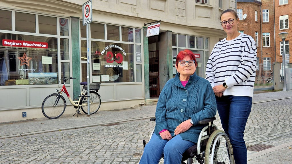 Natascha Primus (rechts) übernimmt zum 1. Januar 2026 den Waschsalon von Regina Knespel in der Hallstraße in Stendal.