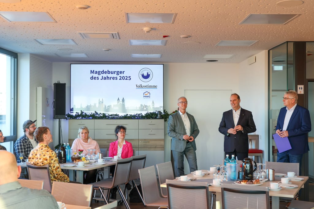 Kennenlernen und gemütliches Beisammensein der Kandidaten für den Volksstimme-Titel „Magdeburger des Jahres 2025“. Im neuen MWG-Forum am Breiten Weg stellten sich die Kandidaten vor und wurden von Volksstimme-Lokalchef Rainer Schweingel (r.) und den Unterstützern und MWG-Vorständen Andreas Hartung und Thomas Fischbeck empfangen. 