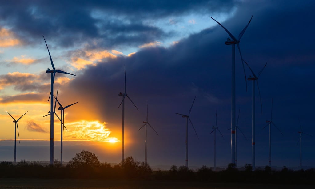 Der Deutsche Wetterdienst warnt vor glatten Straßen und aufziehendem Schnee. (Symbolbild)