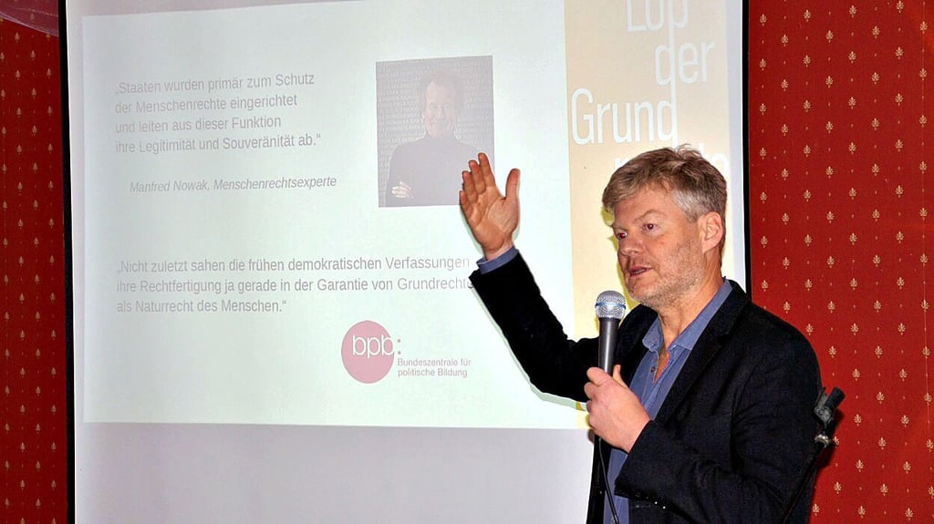 Autor Christian Felber bei der Vortrags- und Diskussionsveranstaltung zur Corona-Pandemie im Lüchower Ratskeller. 