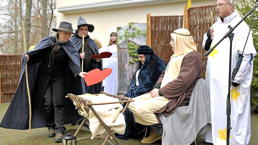Die beiden Hirten (li.) brachten in der leicht abgewandelten Form des Krippenspiels dem Christkind rote Herzen als Zeichen der Liebe mit.