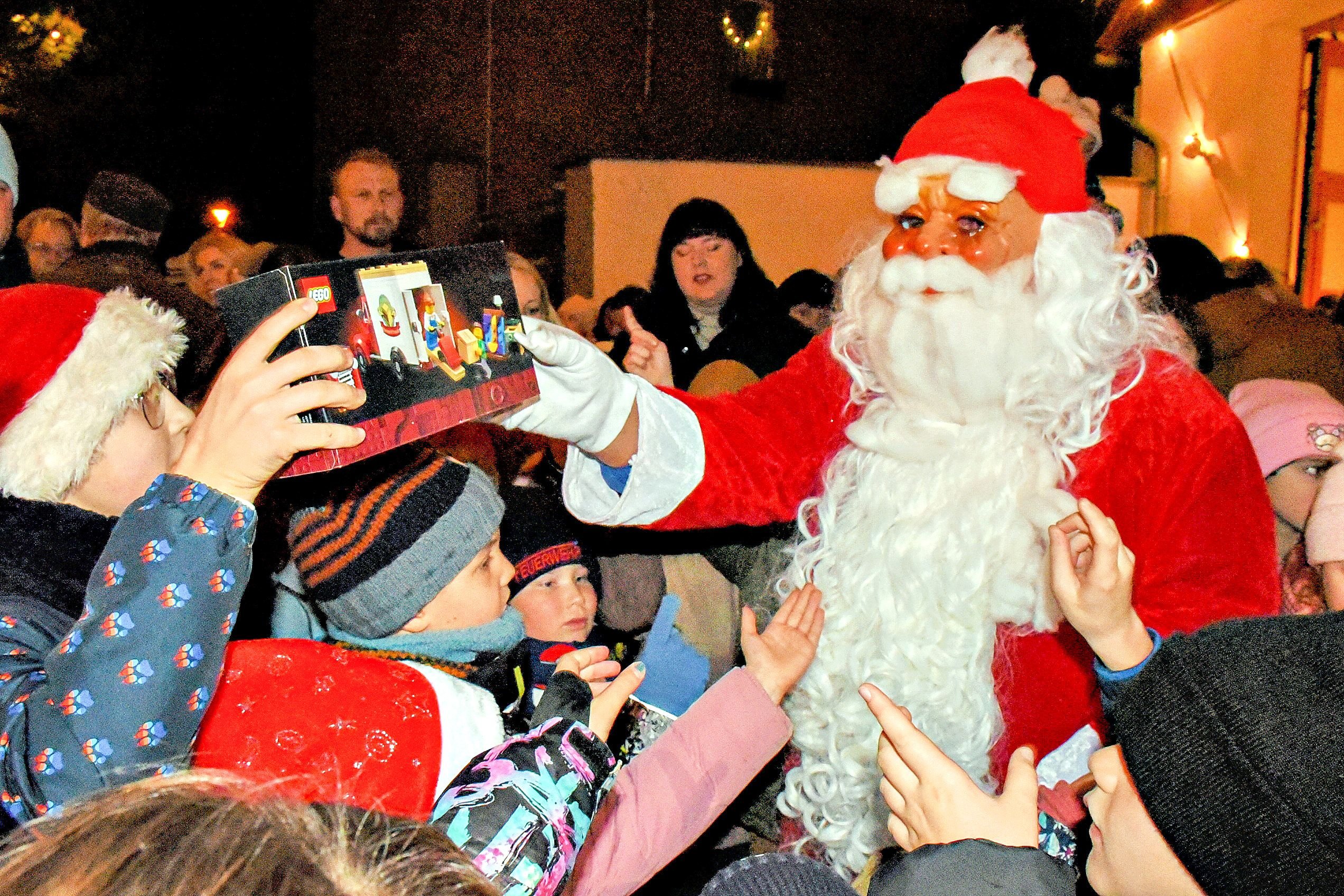Egelner Mulde im Advent: Alle Erlöse des Bleckendorfer Baumschmückens dienen gutem Zweck