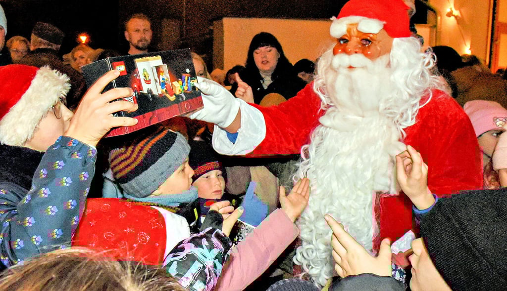 Beim zweiten Bleckendorfer Baumschmücken durfte auch der Weihnachtsmann nicht fehlen. Er war sofort dicht umringt und hatte für die artigen Kinder wieder eine Menge Geschenke  im Sack. 