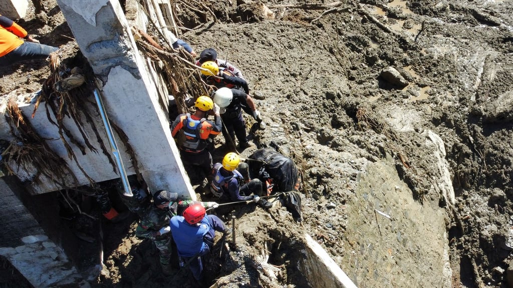 Die Zahl der Toten auf Sumatra steigt weiter, und viele Menschen werden noch vermisst.