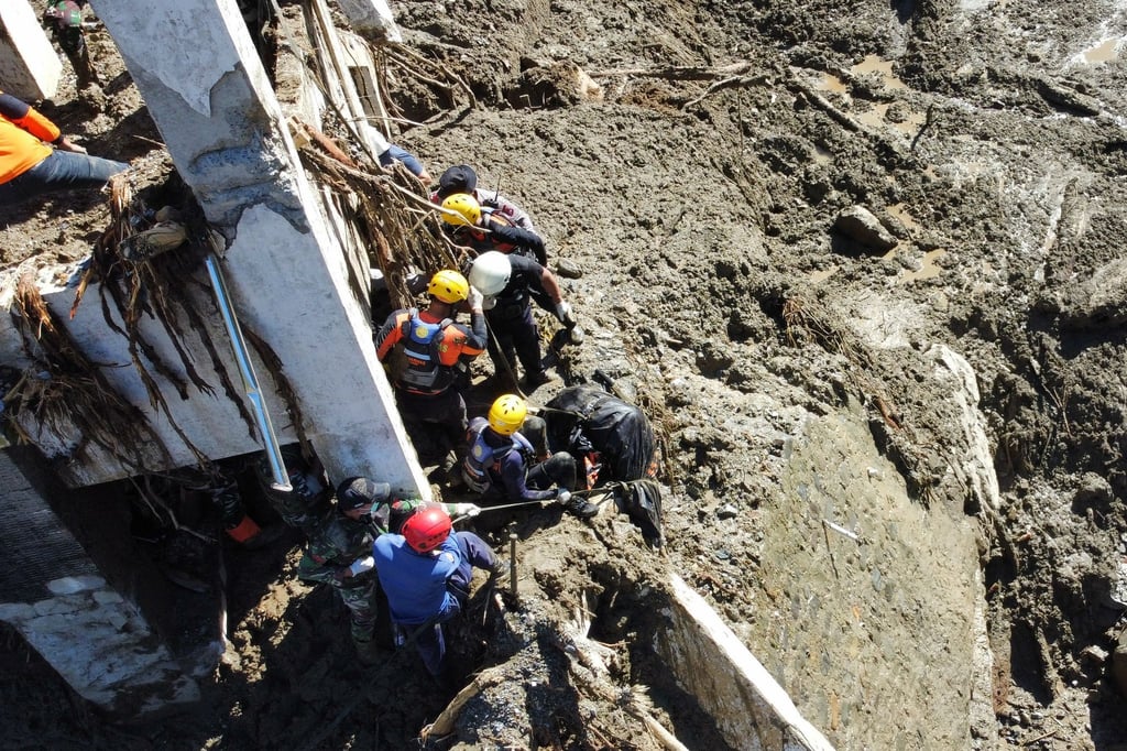 Die Zahl der Toten auf Sumatra steigt weiter, und viele Menschen werden noch vermisst.