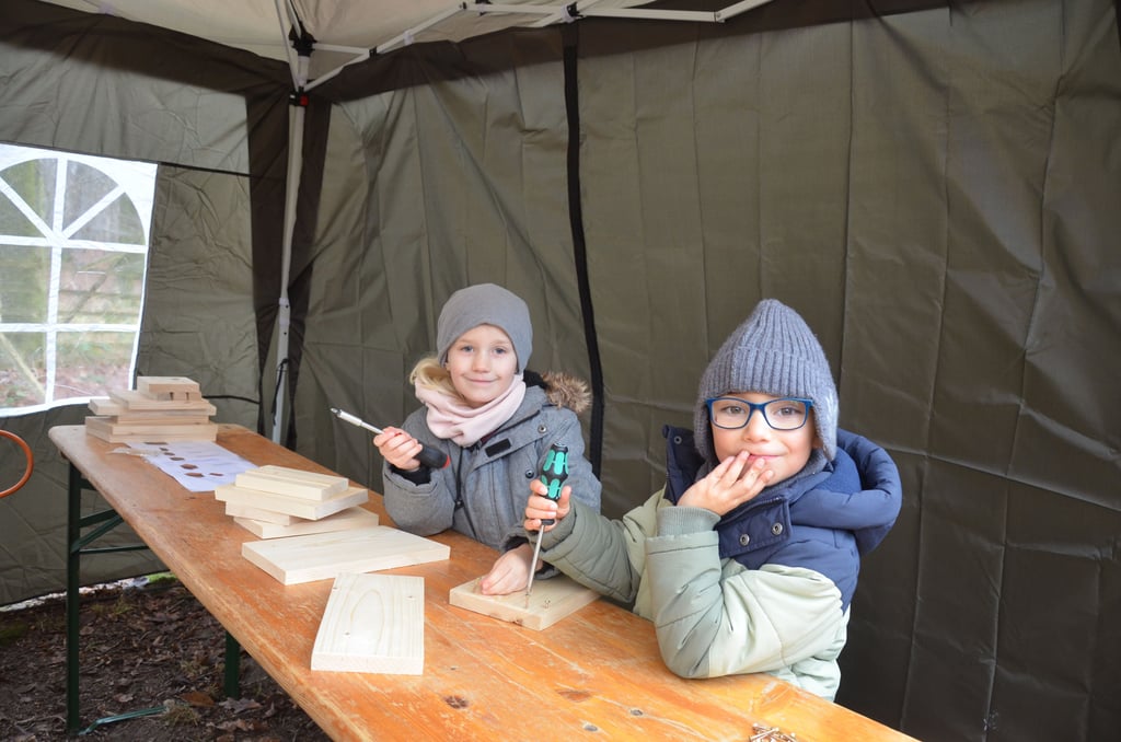Lotta und Vincent (beide 6 Jahre) haben auf dem Weihnachtsmarkt auf der Hubertushöhe ein Vogelästchen der Europaschule Oschersleben zusammengebaut. Auch dieses Jahr soll es viel für Kinder geben.