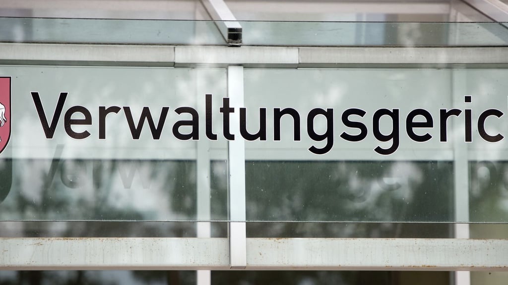 Ein Verwaltungsgericht soll entscheiden, ob die Kündigung rechtens ist. (Symbolbild)