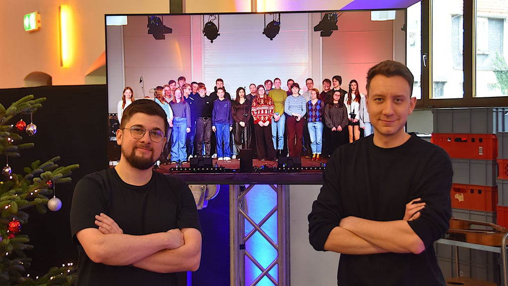 Vor dem großen Bildschirm mit dem Konzertteam: Pascal Binder (links) und Tim Wiesner, die ehrenamtlichen Technik-Experten des Weihnachtskonzerts.