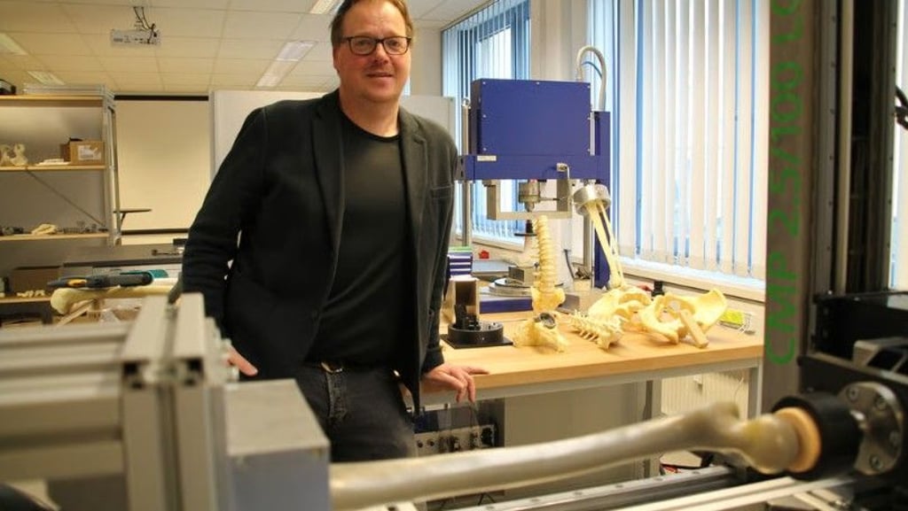 Ein vielzitierter Wissenschaftler. Jörg Eschweiler steht hier im Innovationshub für muskuloskelettale Chirurgie in Halle.