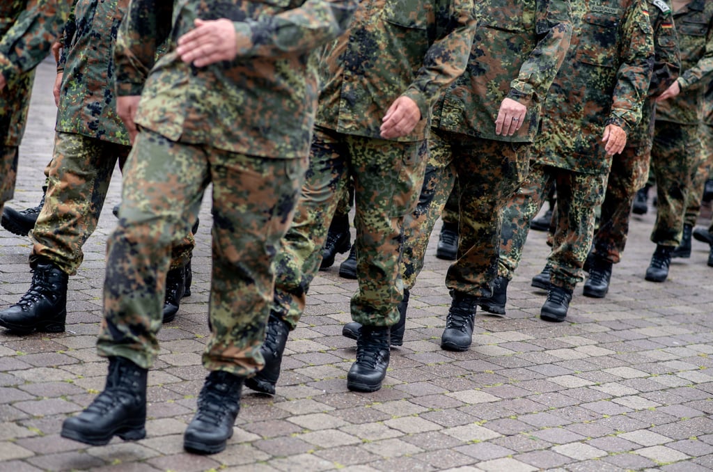 Marschierende Bundeswehrreservisten.
