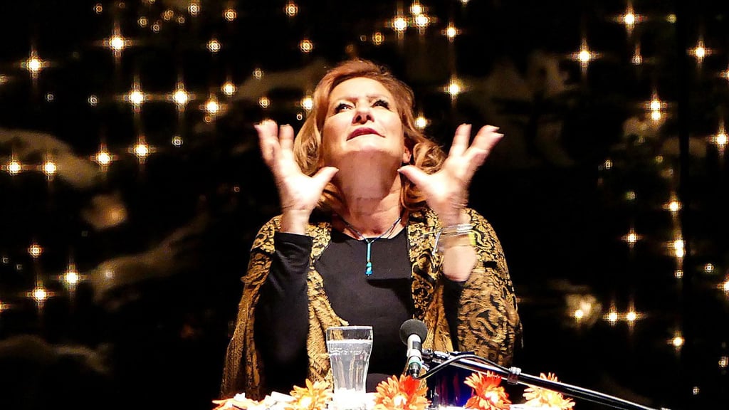 Eine musikalisch-poetische Weihnachtslesung gestaltet Suzanne von Borsody im Opernhaus des Theaters Magdeburg. Begleitet wird sie von dem Duo Feliz.