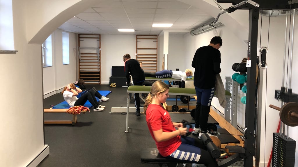 Nach einem Jahr Bauzeit können die Nachwuchsrudererwieder Zirkeltraining in dem modernisierten Raum betreiben.