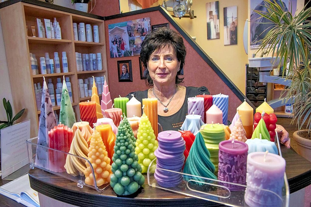 Karin Wieczorek hat wieder Kerzen gegossen, die Einnahmen werden an das Dessauer Tierheim gespendet.