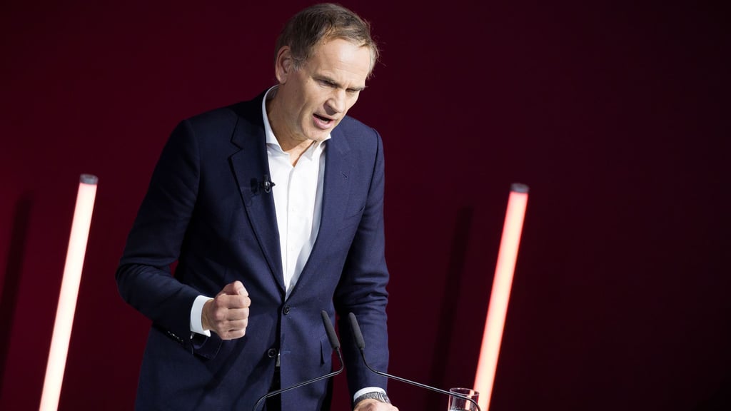 Der Vorstandsvorsitzende der Volkswagen AG und Porsche AG, Oliver Blume, sprach zur Belegschaft in Wolfsburg. (Archivbild)