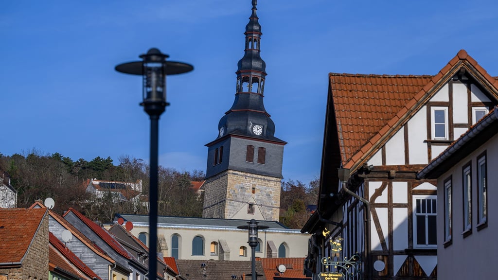 Mit einem Überhang von inzwischen 4,86 Metern ragt der Turm der Oberkirche über die Hausdächer von Bad Frankenhausen.