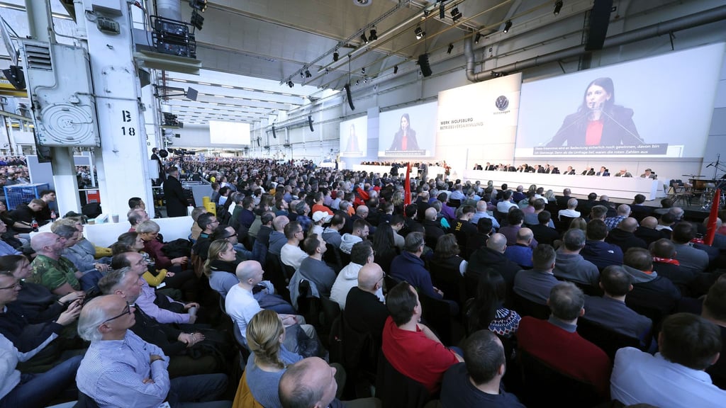 Die Betriebsratsvorsitzende Daniela Cavallo berichtete vor Tausenden Beschäftigten in Halle 11 über die Stimmung in der Belegschaft.