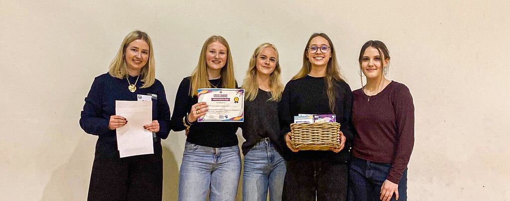 Tag der offenen Tür mit Weihnachtsmarkt und einer Ausstellung im Gymnasium. Schulsieger der Ausstellung  wurde das Projekt „Umgang mit Kriegsverbrechen“, begleitet  von  Geschichtslehrerin Paula Stark (von links) und erstellt von den Zehntklässlerinnen Kajsa Lammek, Lynn Schachel, Kim Schütze, Linda Heins und Mira Albrecht  (nicht mit auf dem Foto). 